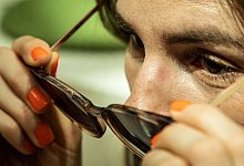 Abdrücke an der Nase einer Frau beim Tragen der Sonnenbrille - Christin Klose/dpa-tmn