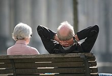 Zwei ältere Menschen sitzen auf einer Bank - Stephan Scheuer/dpa/dpa-tmn
