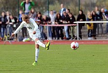 Strammer Schuss im Nationaldress: - Foto: Rene Weiss