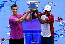 Rajeev Ram (r) und Joe Salisbury feiern nach ihrem Sieg mit der Trophäe. - Matt Rourke/AP/dpa