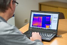 Ein Mann sitzt am Laptop - Tobias Hase/dpa-tmn