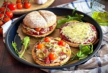 Pizza-Burger vom Grill - Anja Würfl/die-frau-am-grill.de/dpa-tmn