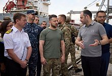 Ukraines Pr&auml;sident Wolodymyr Selenskyj (M), besucht mit Botschaftern verschiedener L&auml;nder und UN-Beamten einen Hafen w&auml;hrend der Verladung von Getreide auf ein t&uuml;rkisches Schiff. - -/Ukrainian Presidential Press Office/AP/dpa