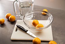 Clementinen liegen auf einem Tisch - Christin Klose/dpa-tmn