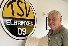 Wolfgang Siefert im Vereinshaus des TSV Elbrinxen mit dem Protokollbuch. - 1 - Kyrill von Matuschka