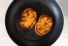 Veggie-Schnitzel in Pfanne - Silas Stein/dpa/dpa-tmn