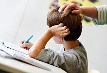 Junge bei den Hausaufgaben - Felix Kästle/dpa/dpa-tmn