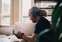 Ein Mann hört Musik - Zacharie Scheurer/dpa-tmn