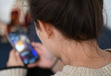 Eine Frau nutzt Soziale Medien - Niklas Graeber/dpa/dpa-tmn