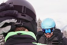 Zwei Skifahrer mit Helmen. - ADAC e.V./dpa-tmn