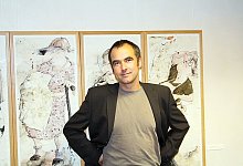 Der K&uuml;nstler: Peter Menne vor seiner Karikatur "www.landfrauen.de".  - Foto: Plettemeier