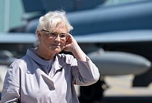 Christine Lambrecht (SPD), Bundesministerin der Verteidigung, besucht w&auml;hrend ihrer Sommerreise das taktische Luftwaffen Geschwader 74 und gibt vor einen Eurofighter ein Pressestatement. - Sven Hoppe/dpa