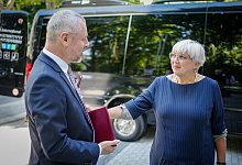 Kulutrstaatsministerin Claudia Roth wird in Chisinau von ihrem Amtskollegen Sergiu Prodan empfangen. - Kay Nietfeld/dpa