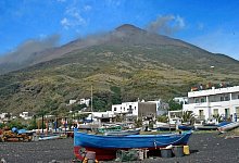 Stromboli Strand - Carola Frentzen/dpa-tmn