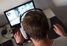 Ein junger Mann spielt ein Online-Computerspiel. - Lino Mirgeler/dpa/Archivbild