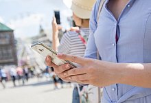 G&uuml;nstig und hoffentlich auch schnell: Die EU hat das aufpreisfreie Roaming verl&auml;ngert und r&auml;umt Verbraucherinnen im EU-Ausland das Recht auf die gleiche Mobilfunktechnologie ein, die ihnen auch daheim vertraglich zusteht. - Christin Klose/dpa-tmn