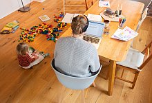 Erwerbst&auml;tigkeit von M&uuml;ttern - Julian Stratenschulte/dpa