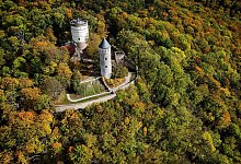 Burg Plesse im herbstlichen Wald - Swen Pförtner/dpa/dpa-tmn