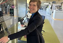 Dr. Gesa Benndorf in der "SmartFactory" - 1 - Till Brand