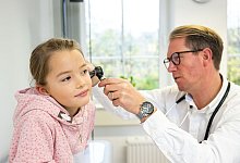 Ein Arzt untersucht das Ohr eines Kindes - Benjamin Nolte/dpa-tmn