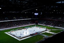 Freiluft-Eishockeyspiel - Rolf Vennenbernd/dpa