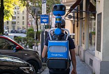 Mann mit Google-Maps-Rucksack - Peter Kneffel/dpa