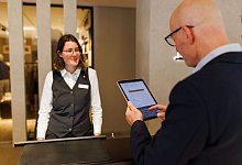 Einchecken via Tablet: Das Thema Digitalisierung beschäftigt die Hotelbranche. - Philipp von Ditfurth/dpa/Illustration