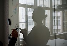 Eine Frau am Whiteboard - Annette Riedl/dpa