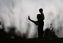 Vater und Sohn - Arne Dedert/dpa