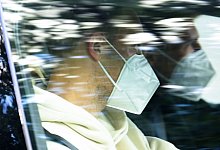 Manuel Neuer und Leon Goretzka (r) sitzen mit Mund-Nasen-Schutz in einem Fahrzeug. - Sebastian Gollnow/dpa