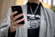 Frau mit iPhone - Bernd Diekjobst/dpa-tmn/dpa