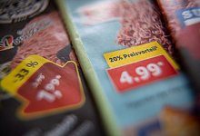 Die sogenannten Handzettel spielen für eine Mehrheit der Konsumenten weiterhin eine Rolle. - Sebastian Gollnow/dpa/Archivbild