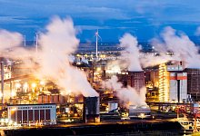 CO2-Ausstoß in der Stahlindustrie - Julian Stratenschulte/dpa