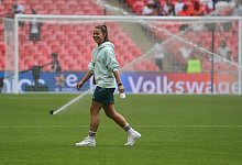 Deutschlands Lena Oberdorf inspiziert vor dem EM-Finale das Spielfeld des Wembley-Stadions. - Sebastian Christoph Gollnow/dpa