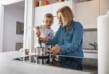 Oma kocht mit Enkel - Christin Klose/dpa-tmn