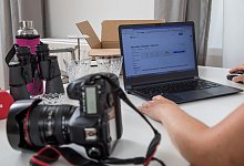 Eine Frau sitzt am PC - Christin Klose/dpa-tmn