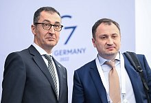 Bundesagrarminister Cem &Ouml;zdemir (l) begr&uuml;&szlig;t seinen ukrainischen Amtskollegen Mykola Solskyj im Schloss Hohenheim. - Bernd Wei&szlig;brod/dpa