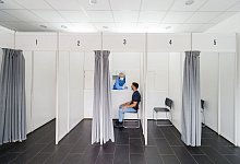 In einem Testzentrum in Frankfurt werden Schnell- und PCR-Tests durchgef&uuml;hrt. - Andreas Arnold/dpa