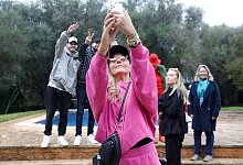 Natascha Ochsenknecht (vorne) macht ein Foto ihrer Familie auf Mallorca. - Clara Margais/dpa