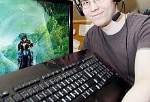 Ohne gehts nicht: Wichtigstes Utensil ist f&uuml;r Guido B&ouml;ttcher die Tastatur &ndash; ohne kann er seinen virtuellen Charakter (auf dem Monitor) nicht bedienen. Foto: Hobein