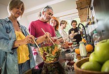 Eine Familie kocht gemeinsam - Christin Klose/dpa-tmn