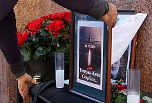 Gedenkplakat - Efrem Lukatsky/AP/dpa