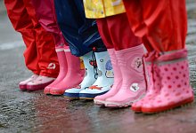 Kindergarten-Kinder mit Gummistiefeln - Foto: Arne Dedert/dpa