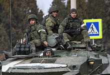 Bewaffnete M&auml;nner ohne erkennbares Nationalit&auml;tenabzeichen in der Stadt Armjansk auf der Krim. - Konstantin Mihalchevskiy/Sputnik/dpa