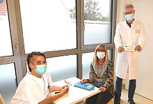 Nicole Rüssel (MS-Fachkraft, v. l.), Patientin Martina Brauner und Thomas Postert (Chefarzt der Klinik für Neurologie) freuen sich über das neue Medikament. - St.-Vincenz-Krankenhaus