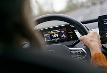 Frau fährt ein E-Auto - Henning Kaiser/dpa/dpa-tmn