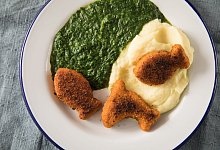 Spinat mit Fischst&auml;bchen und Kartoffelbrei - Christin Klose/dpa-tmn
