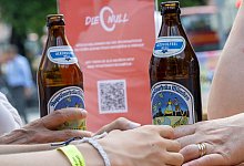 Zwei Bier-Trends in einer Flasche: Hell und alkoholfrei. - Peter Kneffel/dpa