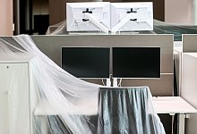 Leere Arbeitsplätze in einem Großraumbüro - Jan Woitas/dpa/dpa-tmn