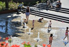 Der Blick aus dem Rathausfenster zeigt die Wasserspiele von oben. Vor allem Familien nutzen die Freizeitm&ouml;glichkeit. - Karin Prignitz